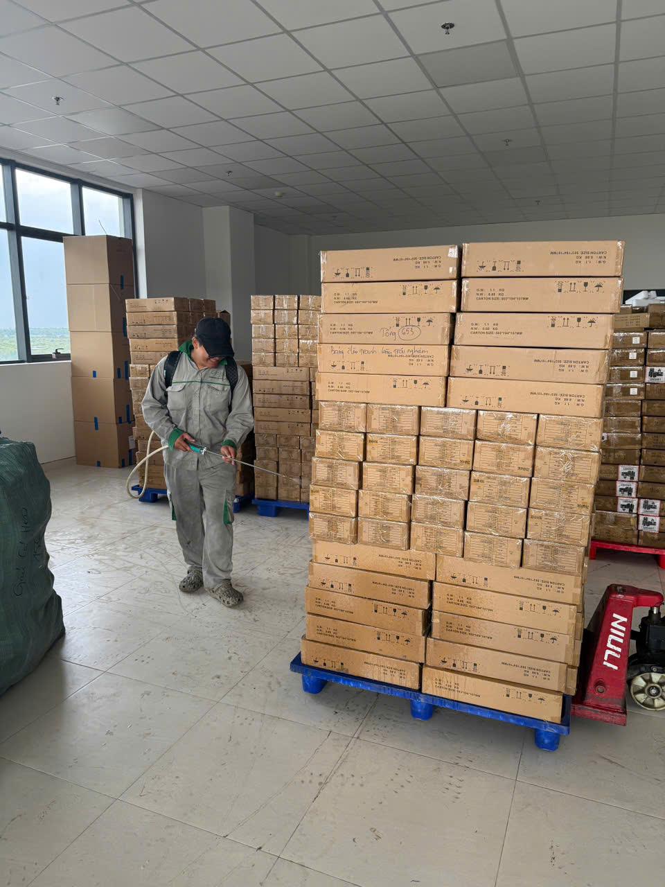 Treating palletised cartons in a storage warehouse
