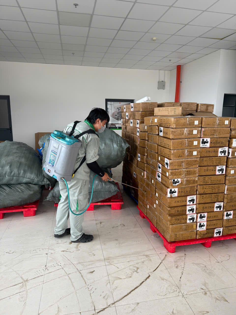 Treating palletised cartons in a storage warehouse