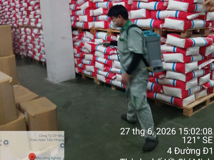 Treating stacked sacks in a raw material warehouse