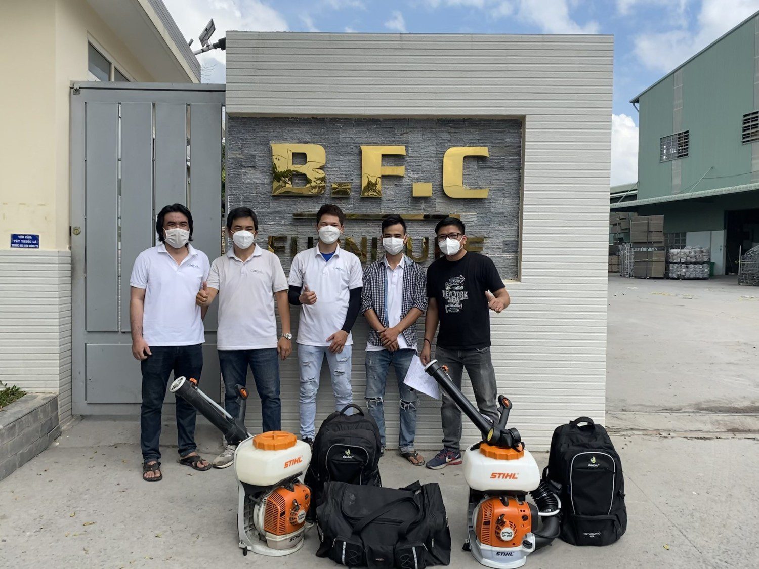 Global Pest Control technicians arriving on site with their spraying equipment